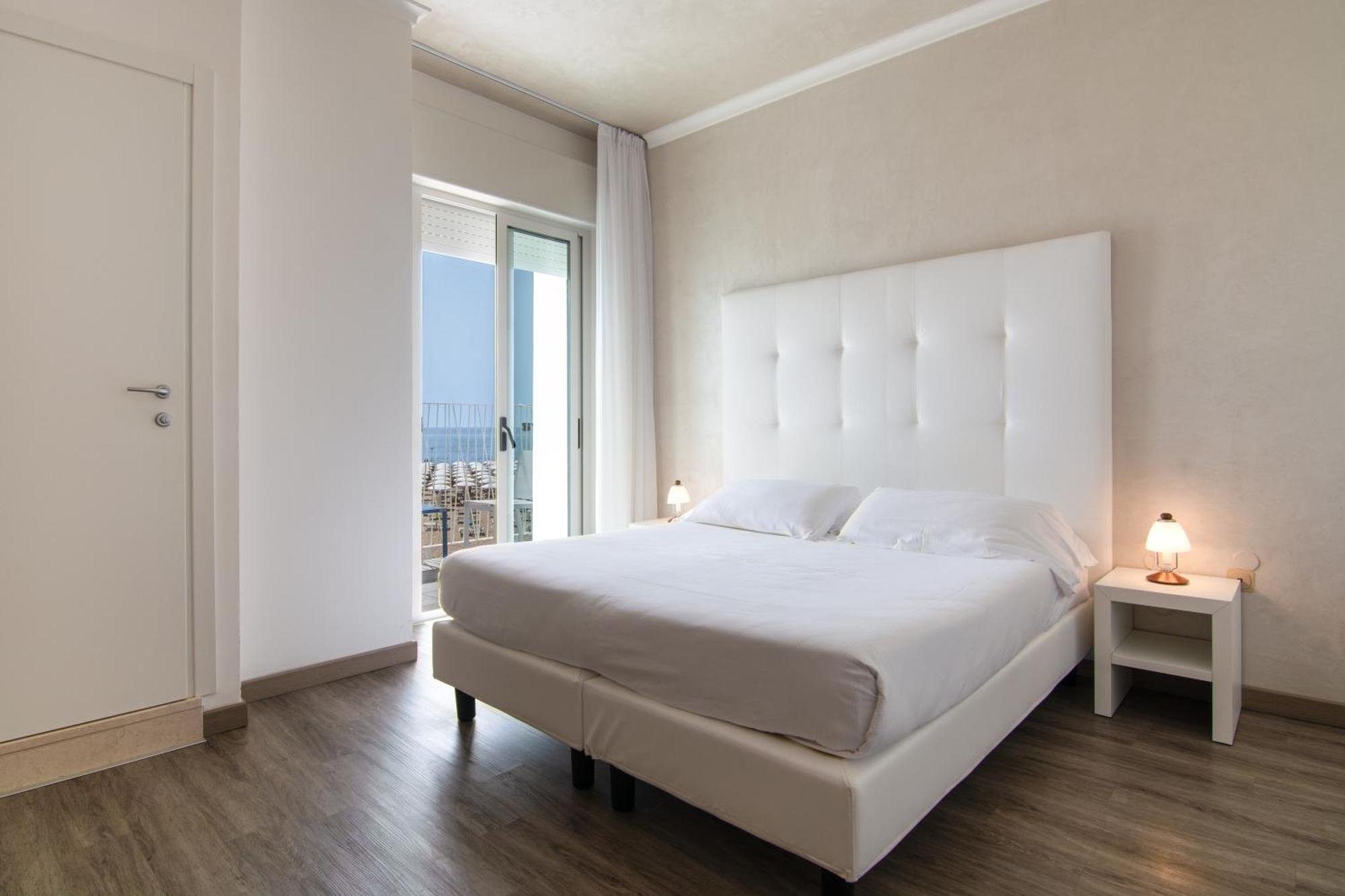Hotel Montecarlo 3 Stelle Superior Caorle Exterior photo